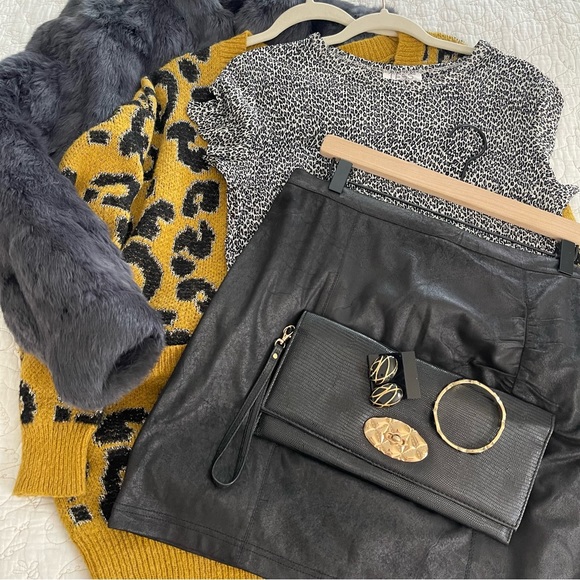 Mob Wife Aesthetic Mystery Style Box 5-7 Pieces of Women’s Clothing Accessories - Picture 5 of 6